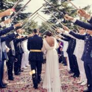 Matrimonio militare: sposa e sposo in uniforme circondati dagli invitati