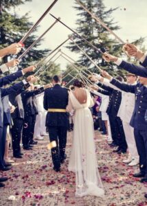Matrimonio militare: sposa e sposo in uniforme circondati dagli invitati