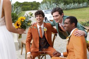 Momenti spensierati: Tre amici sorridono durante una cerimonia nuziale