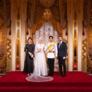 Alessio Evangelistella e il look delle nozze reali del Principe del Brunei, con il principe Abdul Mateen e la sua sposa, posano insieme ad altri invitati.