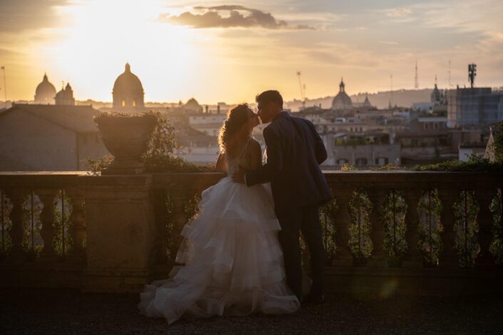 Gli sposi indossa abiti principeschi e si guardano innamorati al tramonto