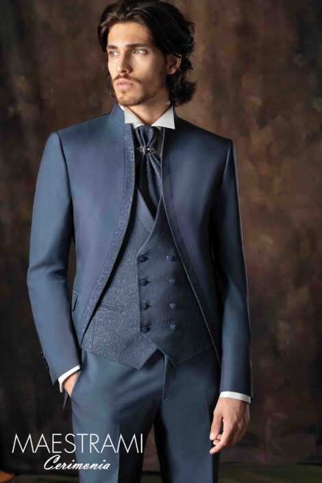 Sposo in marsina blu chiaro con bande damascate, gilet doppio petto e cravattino damascati, perfetto per il matrimonio a Viterbo.