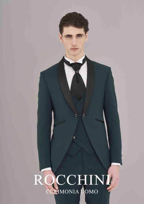 Modello in abito da cerimonia uomo elegante verde con collo sciallato, disponibile a Viterbo presso Rocchini Cerimonia