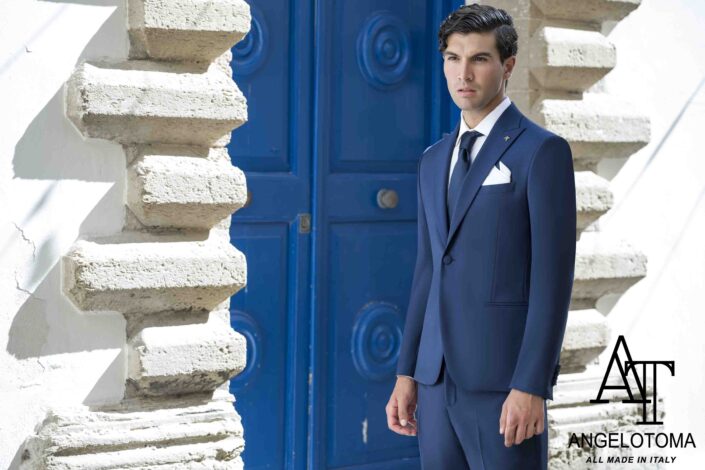 Ragazzo elegante in abito blu che rappresenta stile e raffinatezza